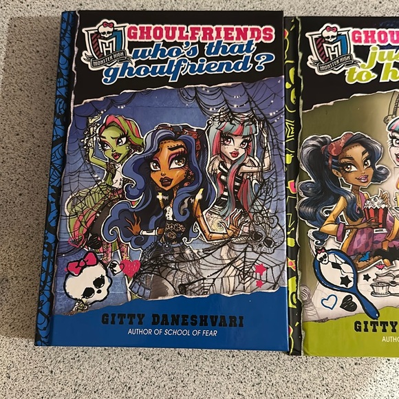 Monster High Ghoulfriends Book Collection - Black and Pink - Picture 4 of 6